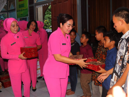 Bhayangkari Cabang Sintang Salurkan Bantuan Kemanusiaan bhayangkari