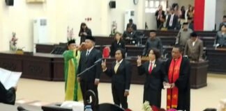 Rasa Haru Bupati Saat Acara Pengucapan Sumpah Janji Ketua DPRD Halut sumpah