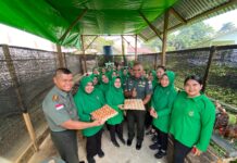 Kodim 1204/Sanggau Panen Hasil Kebun Ketahanan Pangan Untuk Keluarga Anggota dan Masyarakat