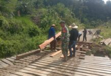 Perlancar Akses Transportasi, Kodim 1209/Bengkayang Gandeng Warga Perbaiki Jembatan