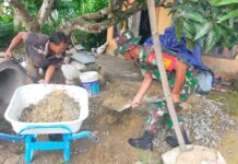 Babinsa Koramil 04/Jawai Bantu Warga Pasang Gorong-Gorong untuk Ringankan Beban Masyarakat