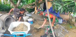 Babinsa Koramil 04/Jawai Bantu Warga Pasang Gorong-Gorong untuk Ringankan Beban Masyarakat