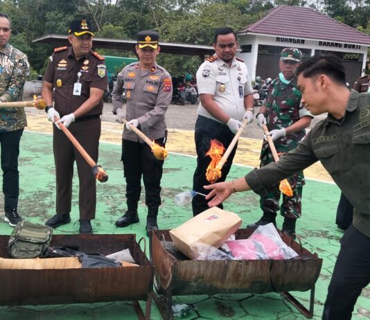 Kejari Dharmasraya Musnahkan Barang Bukti 47 Perkara, Kasus Narkotika Jadi yang Paling Mendominasi