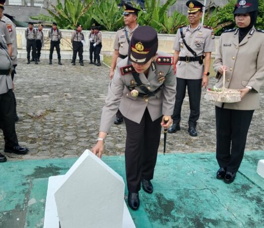 HUT Bhayangkara ke-80, Kapolres Karimun Pimpin Upacara Tabur Bunga di Taman Makam Pahlawan Nasional Tanjung Batu Kundur Karimun