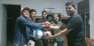 Pemuda Batu Manggaga Labueh Terima Bantuan Bola dari Irwandi, S.A.P Pemuda Batu Manggaga Labueh