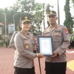 Kapolres Karimun Beri Penghargaan Pada Anggota Yang Berprestasi