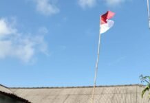 Semarak HUT RI ke 81, Polsek Kundur Bagi-Bagi Bendera Merah Putih