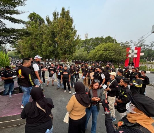 KILL DPP LPM KALBAR BERSAMA LASKAR PUAN MELAYU BAGIKAN MASKER, WUJUD SOLIDARITAS DI TENGAH ANCAMAN KARHUTLA