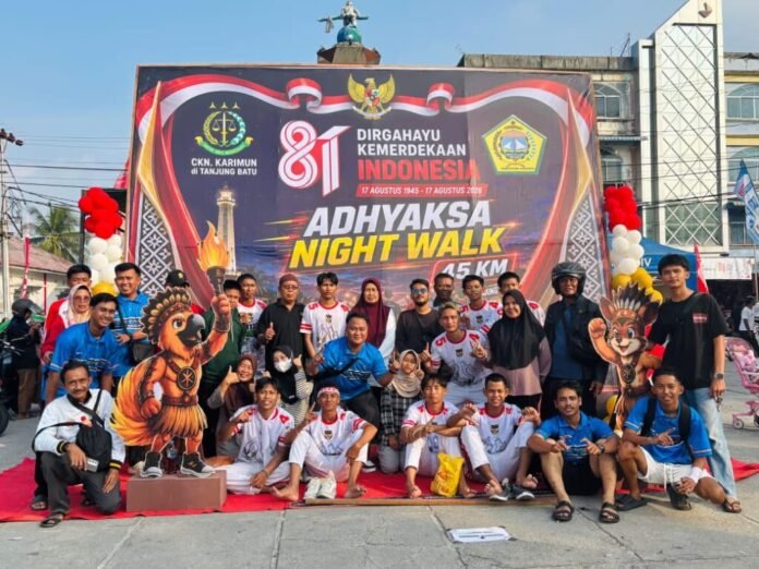 Peserta-dan-panitia-foto-bersama-di-depan-baliho-Adhyaksa-Night-Walk-45-KM-Kundur-1024x768